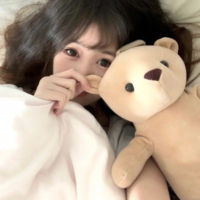 女人步上楼梯时